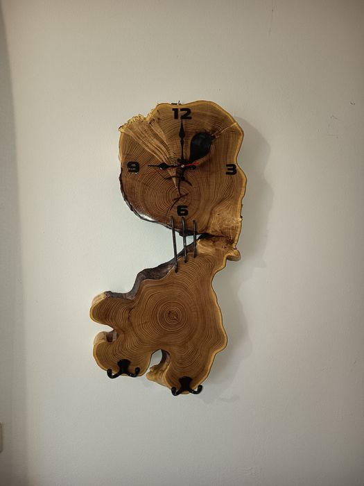 Zegar z drewna akacji z wieszaczkami
