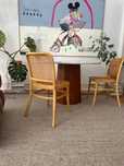 Mesa tedonda em marmore e 2 cadeiras