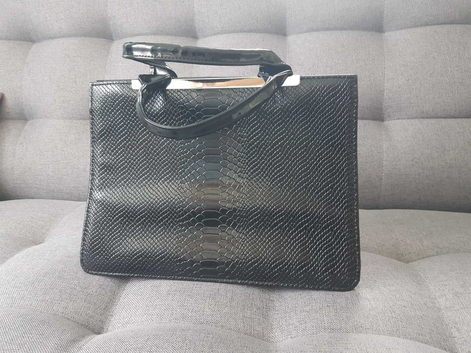 Czarna błyszcząca torebka torba do ręki