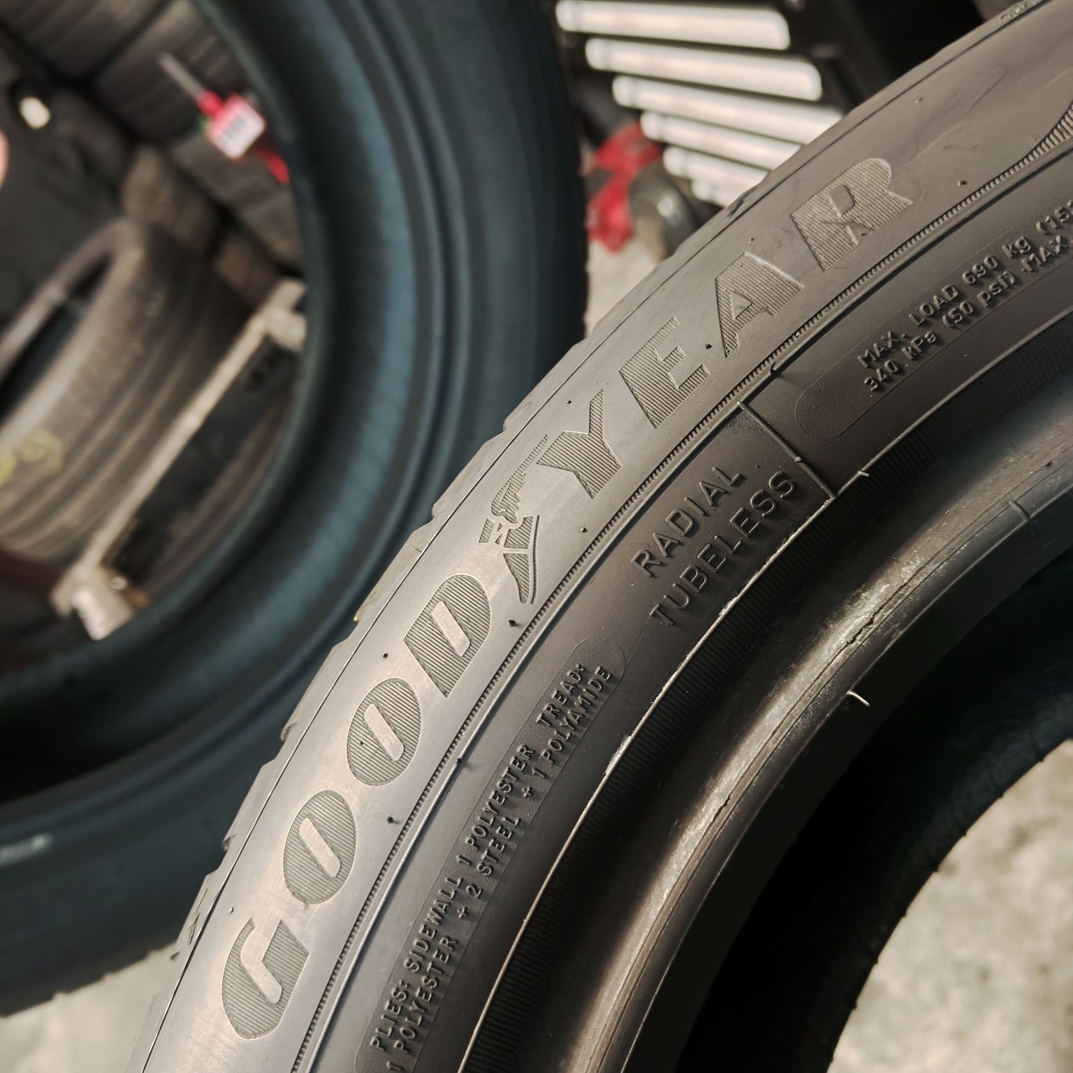205/55/17 XL Sprzedam parę opon całorocznych Goodyear