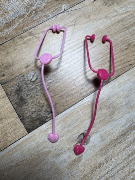 Лялька Барбі педіатр