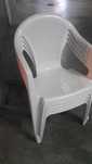 Cadeiras brancas , para exterior.