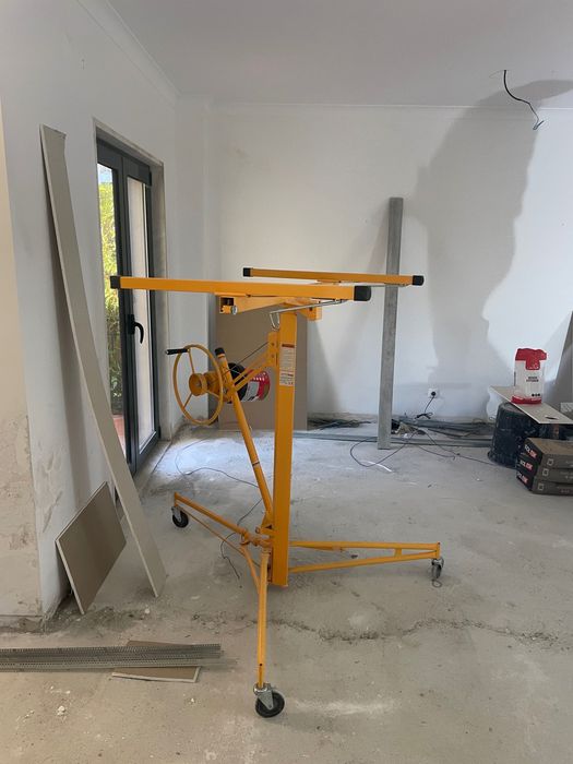 Elevador de pladur e carrinho de mão