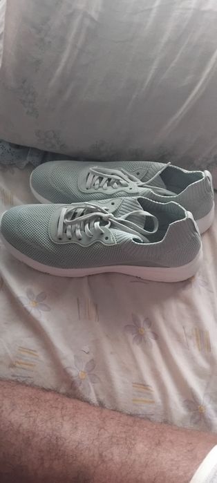 Nr, tenis cinzento novos confortáveis pronto a usar