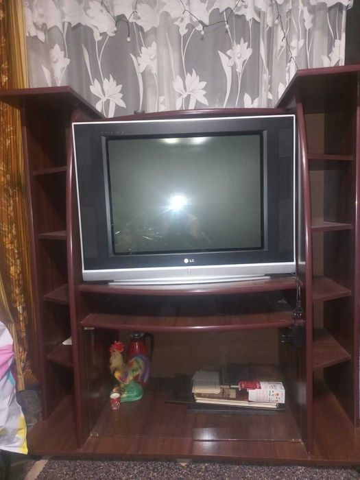 Телевизор и тумба