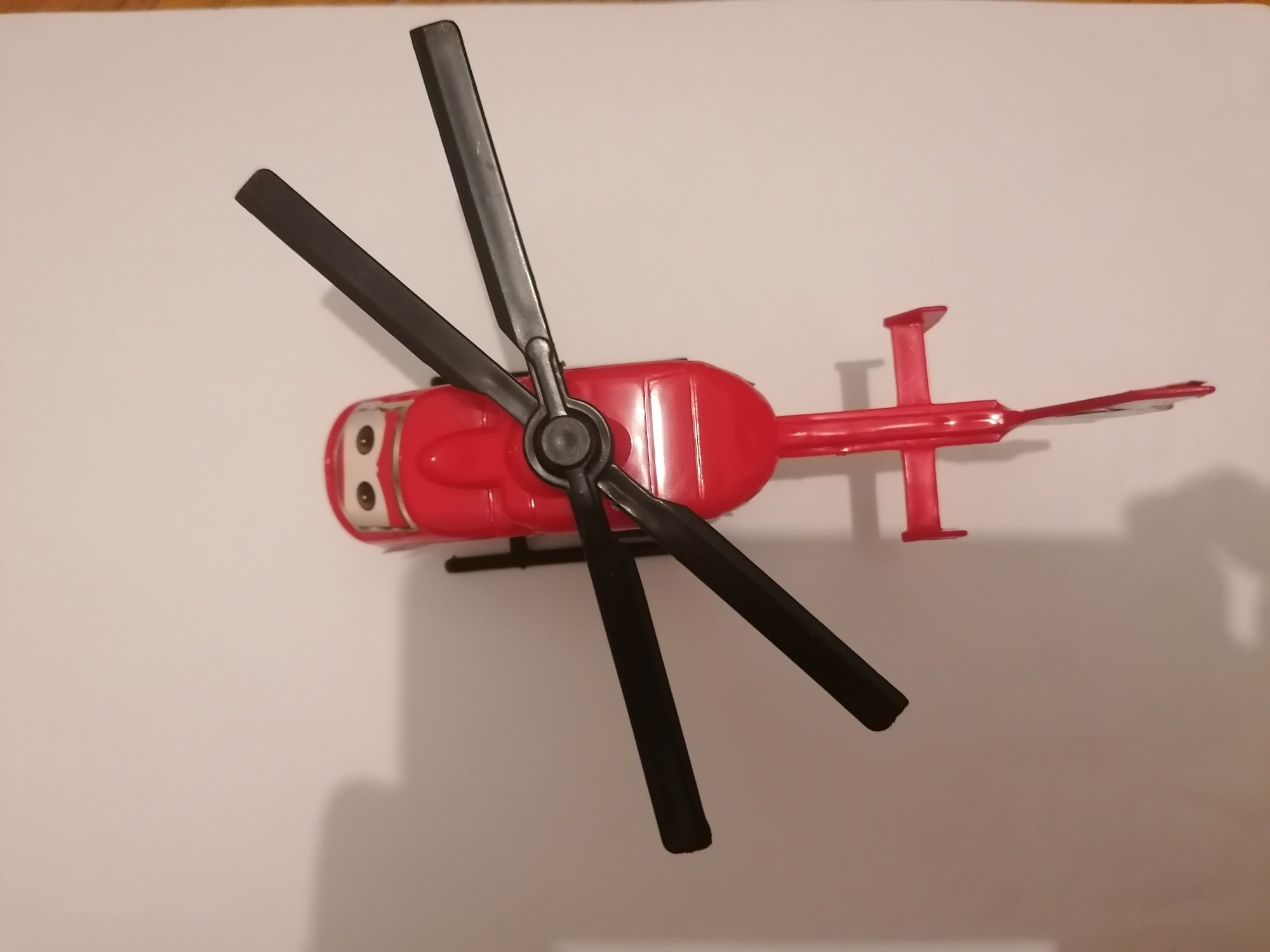 Helicóptero te brinquedo com rodas de fricção