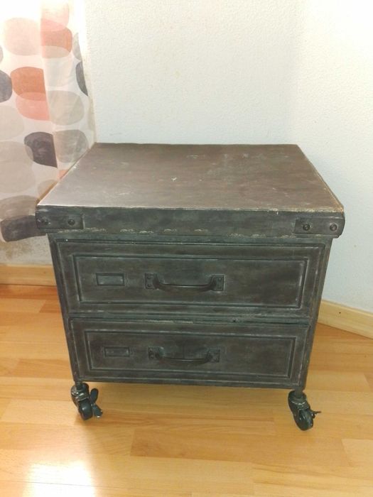 Móvel Rústico de Metal com Duas Gavetas