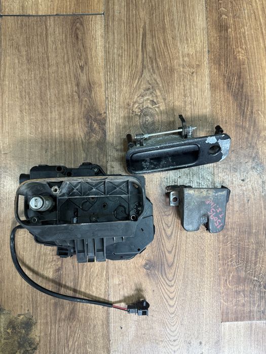 Zamek klapy tył tylny VW T5 sprawny komplet