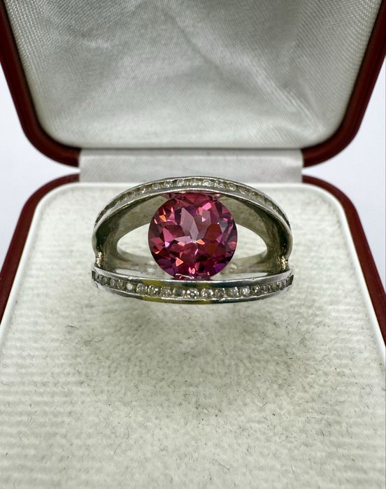 Złoty pierścionek z topazem 2,51ct i diamentami 0,13ct