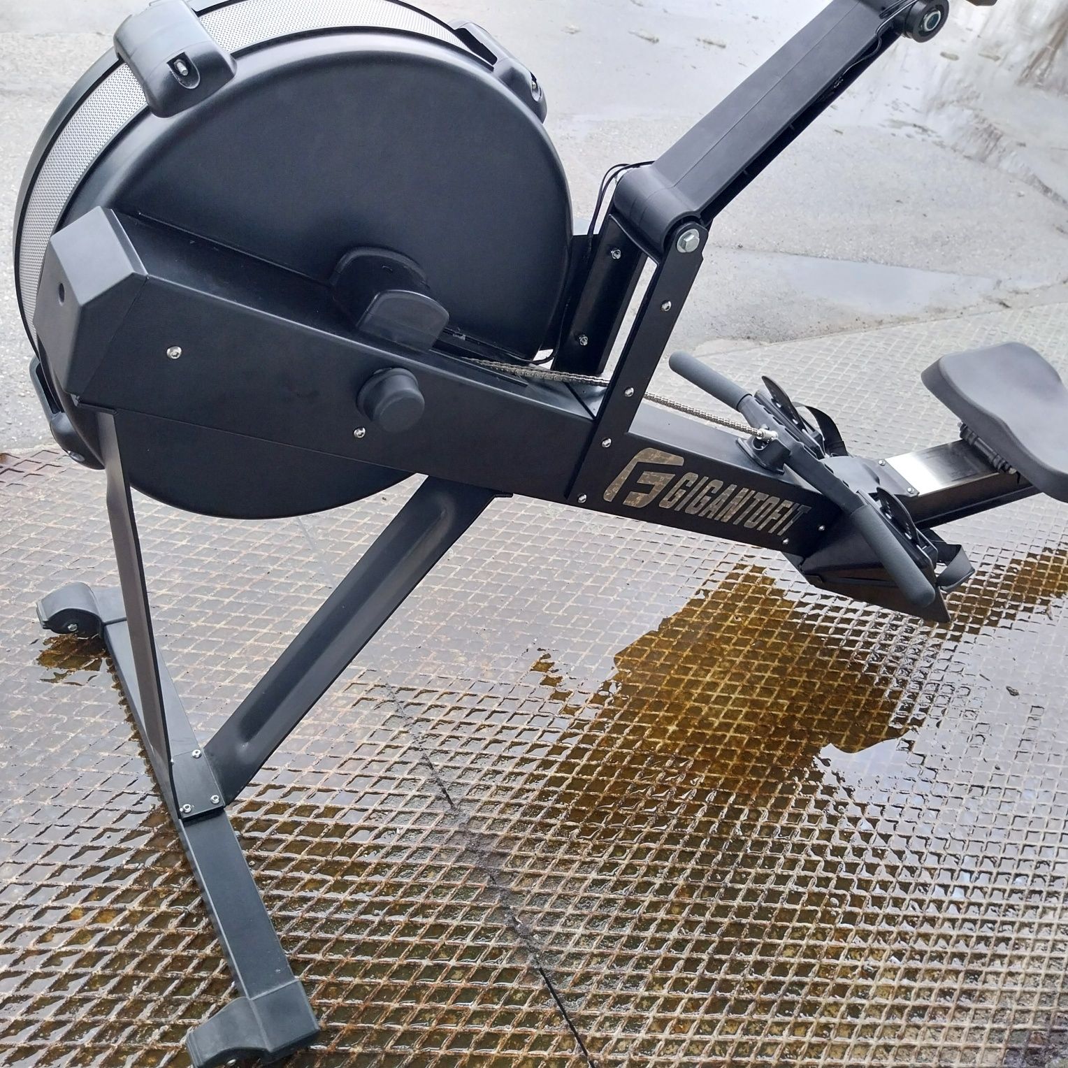 Powystawowy wioślarz powietrzny/ergonometer.  Jak Concept2