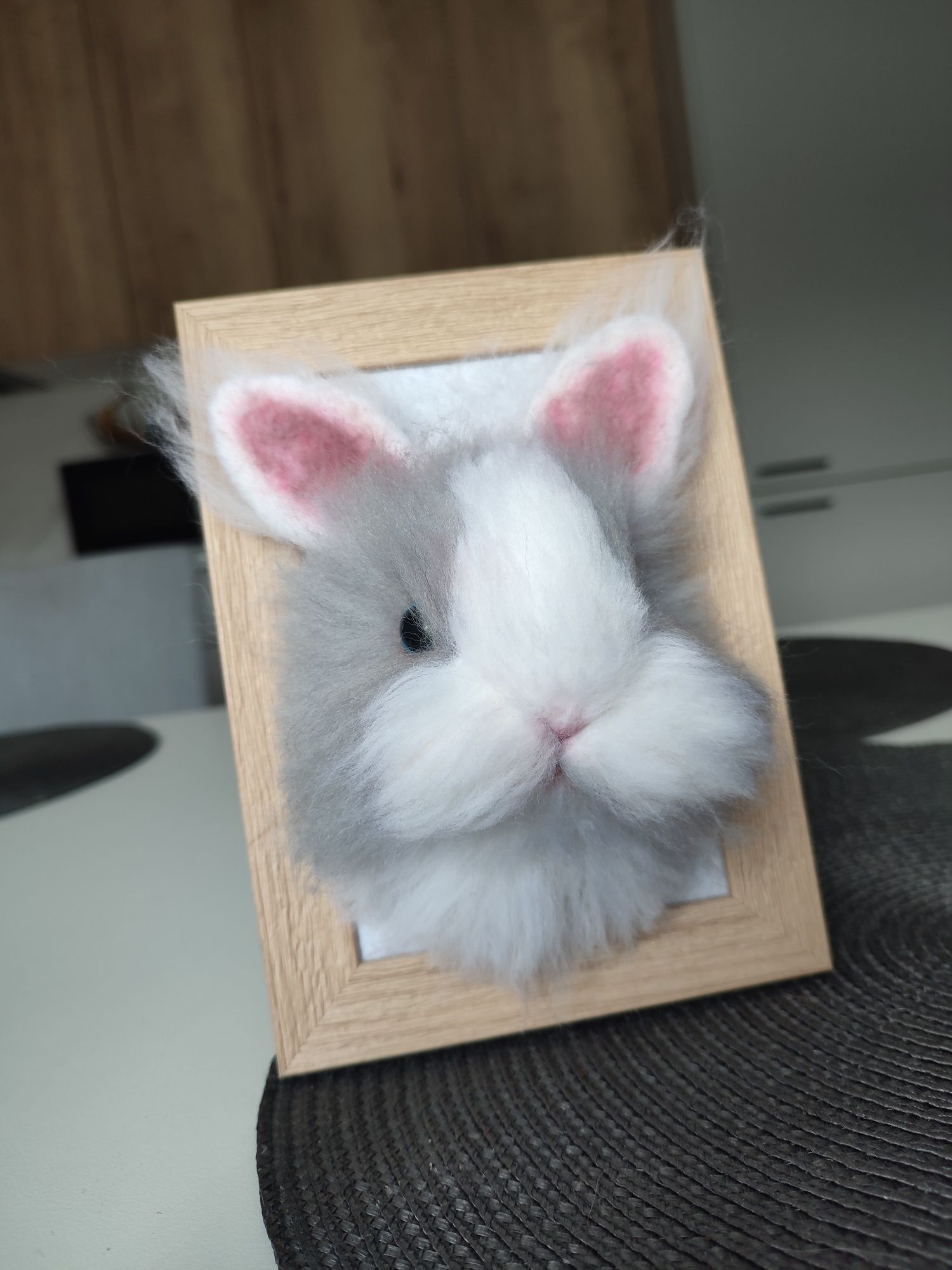 Głowa królika z filcu w ramce (3D)
Wym