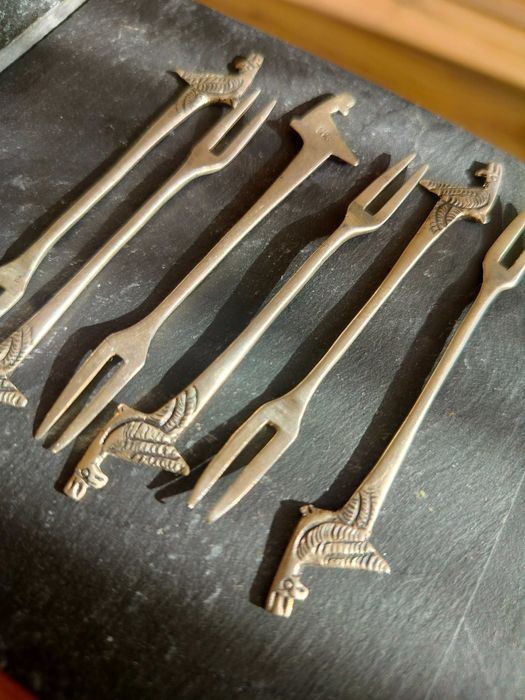 Antyczne srebrne widelce do przekąsek