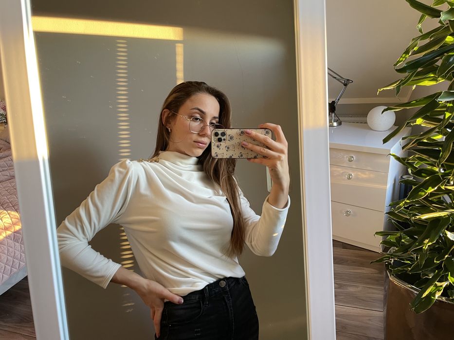 Biała bluzka z ozdobnym marszczeniem