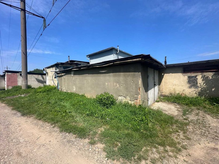 ПРОДАЖ просторого цегельного гаража з ділянкою( у Чернівцях