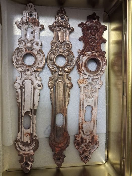 Szyldy mosiężne do drzwi.