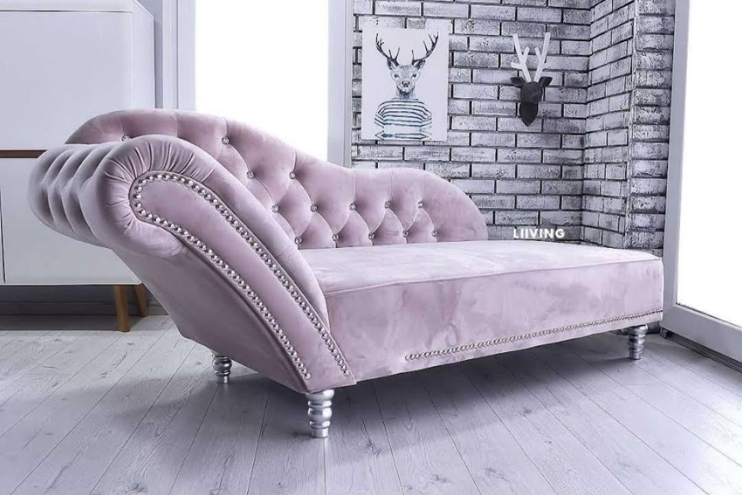 Szezlong pudrowy róż Glamour sofa pikowana