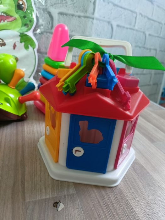 Сортери, піраміда, іграшки для немовлят до 2 років