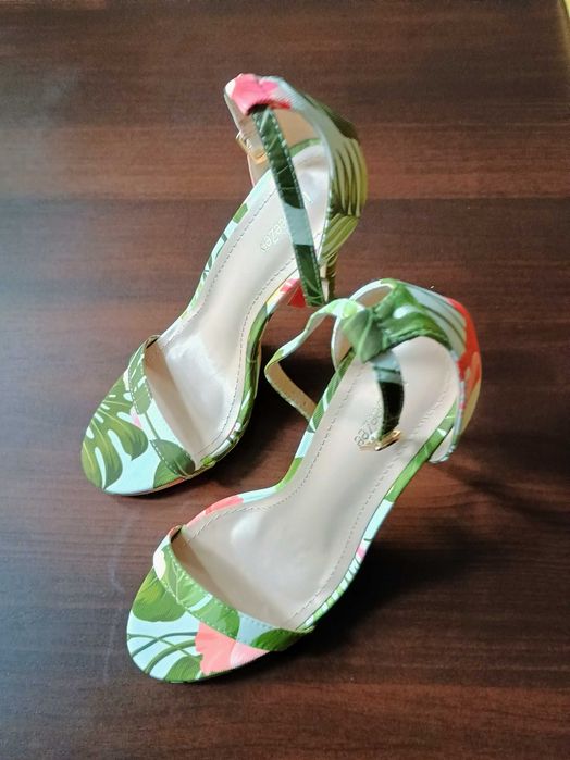 Sandałki na obcasie DeeZeee