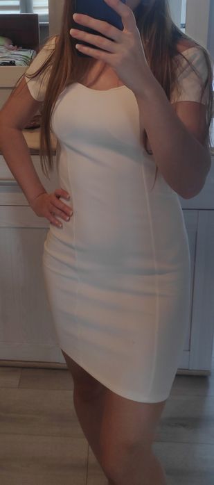 Sukienka pronto moda biala z odkrytymi ramionami na cienkich ramiączka
