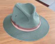 Chapeu elegante verde