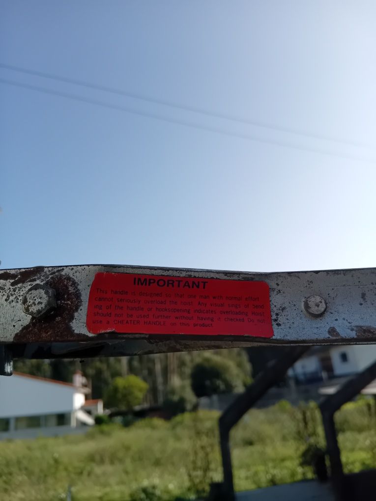 Vendo garibaldy ou guindaste para levantar motores ou outros pesos.
