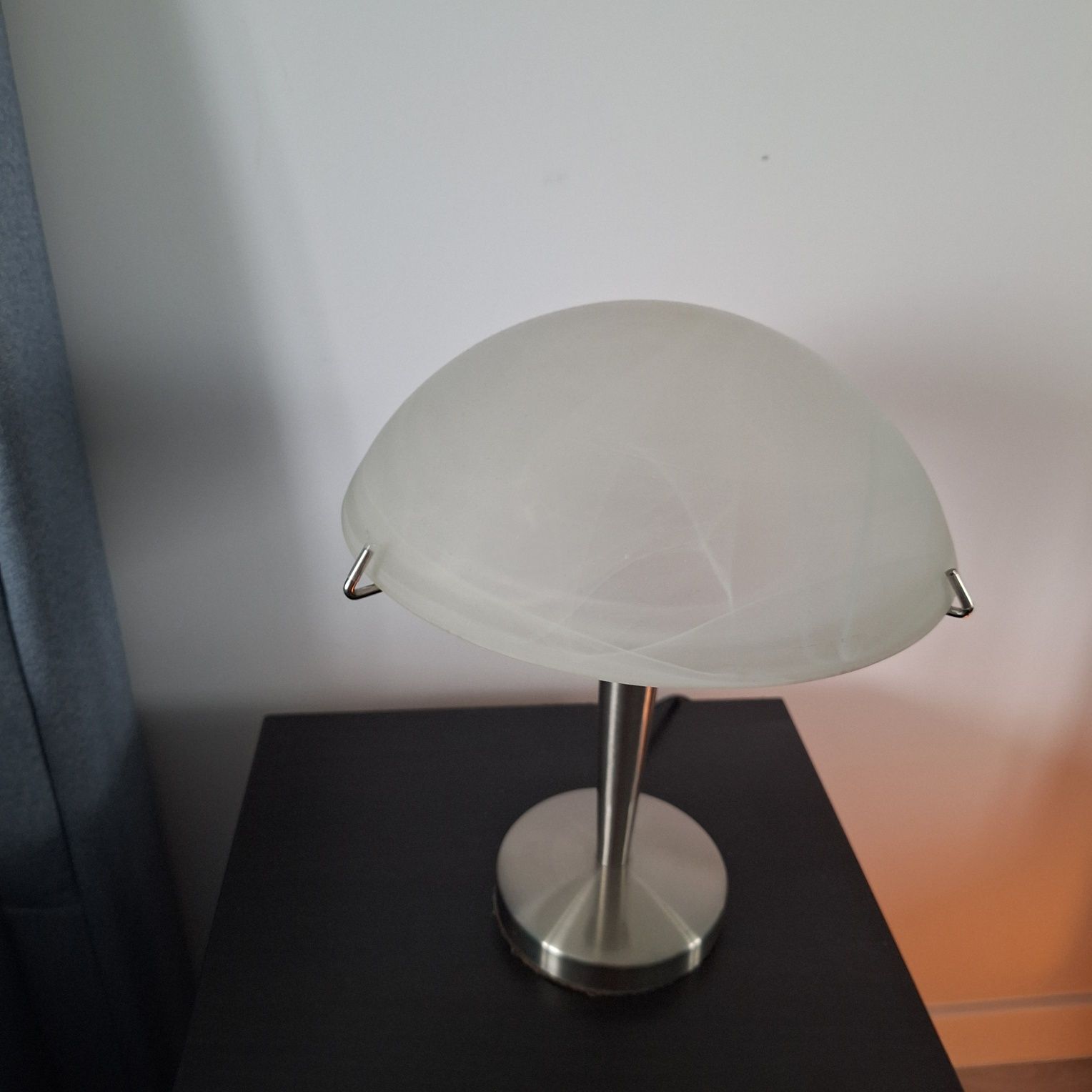 Lampka nocna dotykowa.