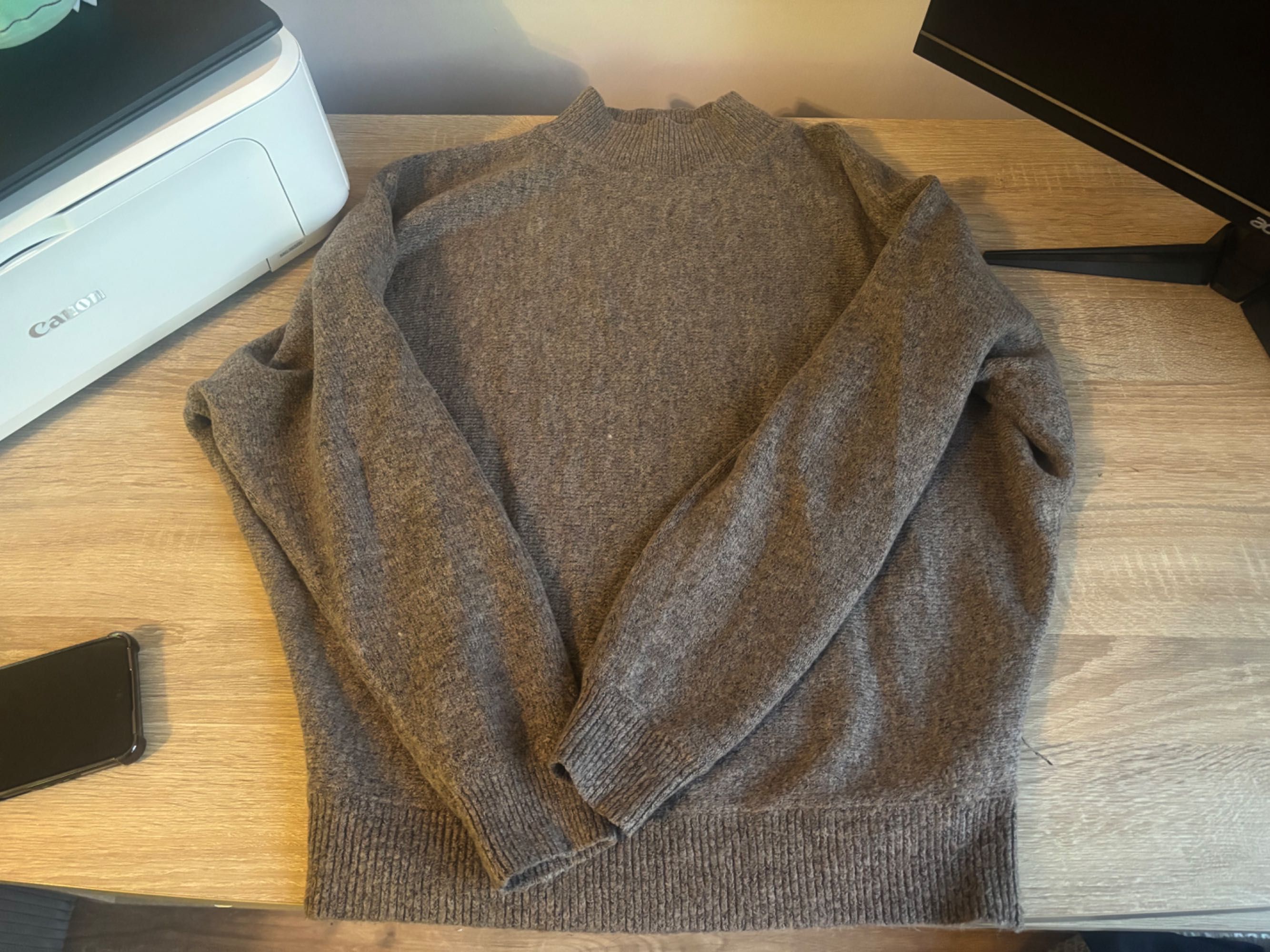 Brązowy sweter z półgolfem