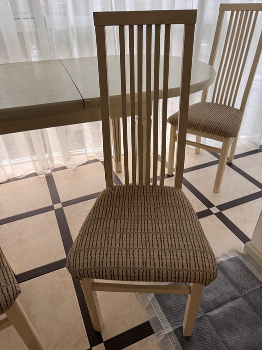 Стіл з дерева для вітальні або кухні