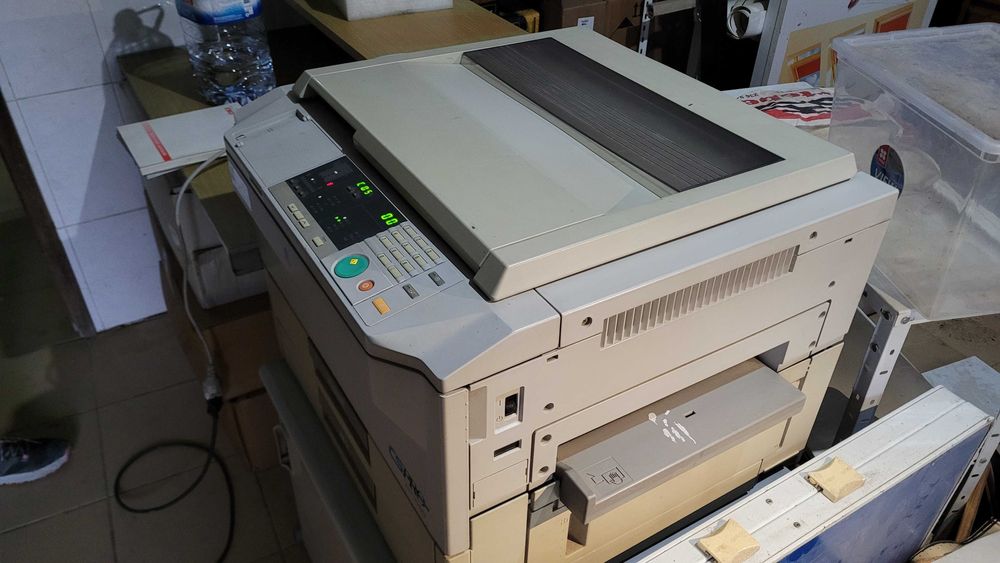 Foto copiadora minolta CSPRO EP 1080 a trabalhar