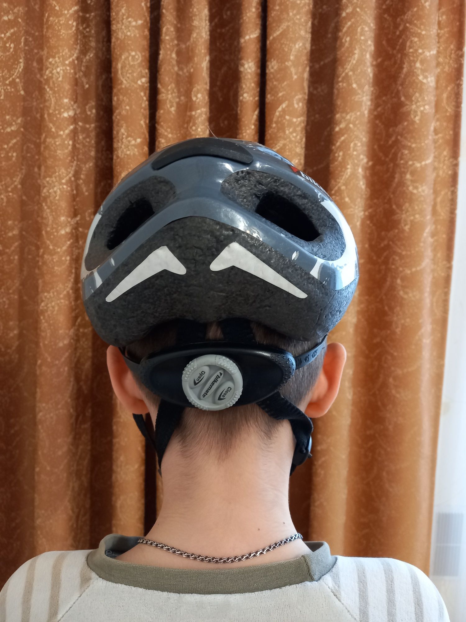 Шолом ,шлем для захисту голови при катанні на велосипеді.