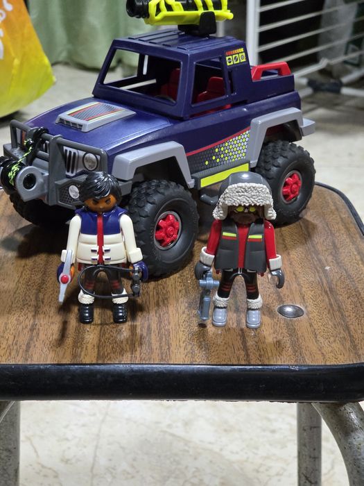 Carro azul Playmobil com 2 figuras