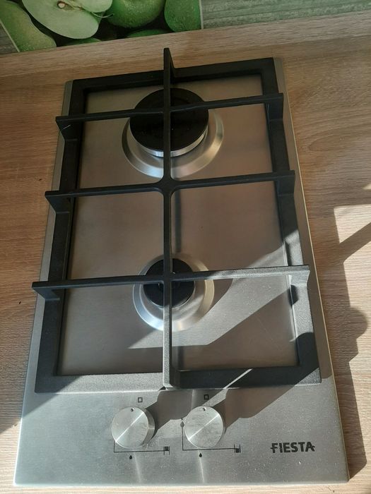 Кухонная мебель, газовая плита, мойка, смеситель.