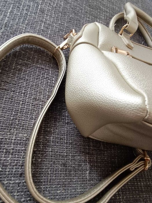 Mala de senhora dourada