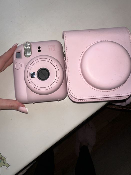 Instax mini 12 розового цвета с чехлом