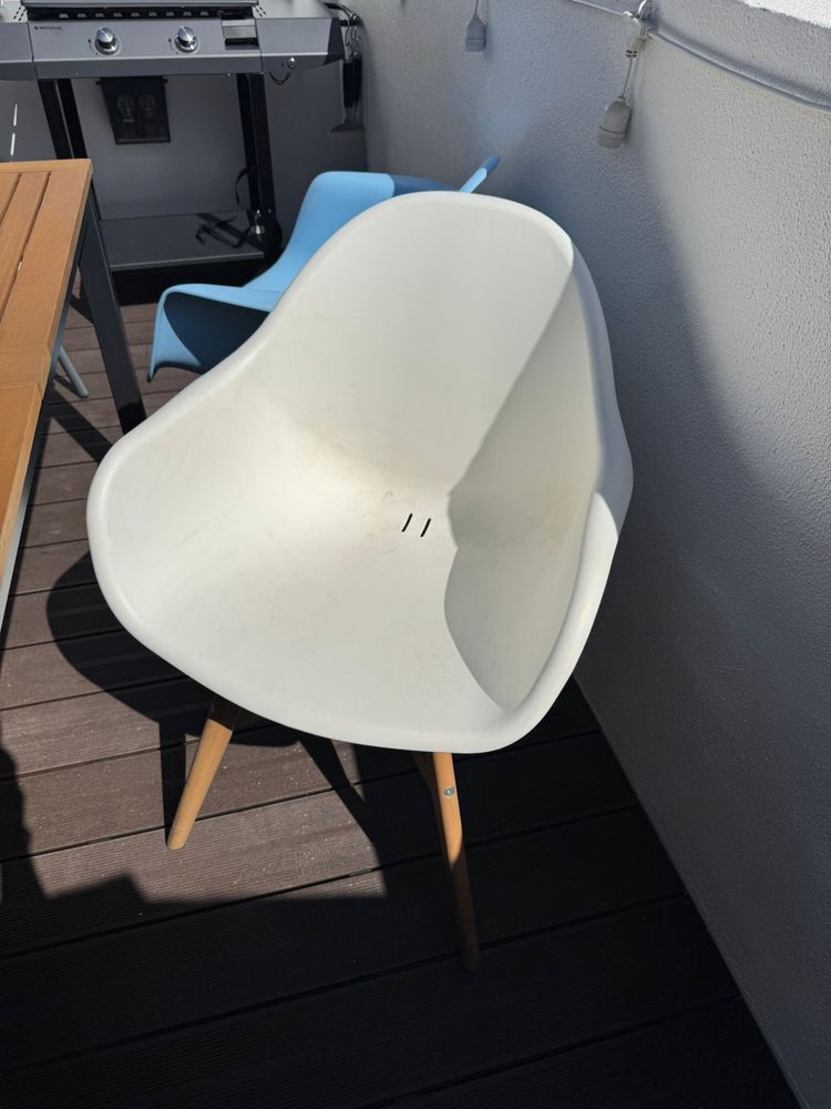 cadeiras de exterior azul e branco