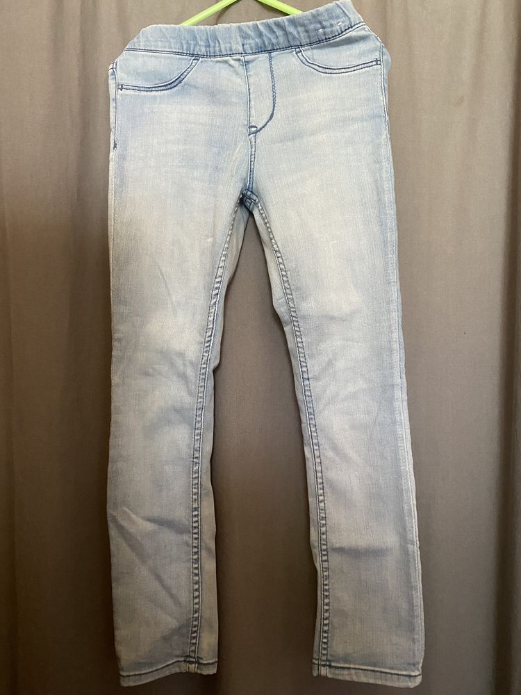 r. 122 H&M jasne jeansy rurki w gumkę