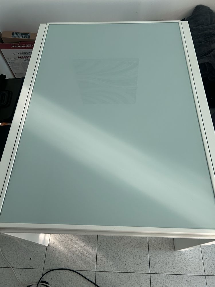 Mesa de jantar com tampo em vidro semi nova dimensões 120x90x75.