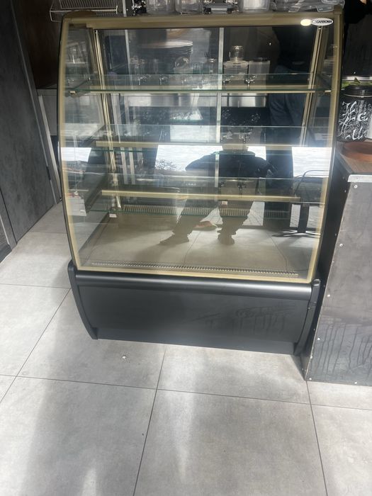 Продам холодильную витрину