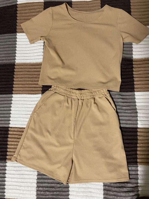 Бежевий костюм шорти футболка