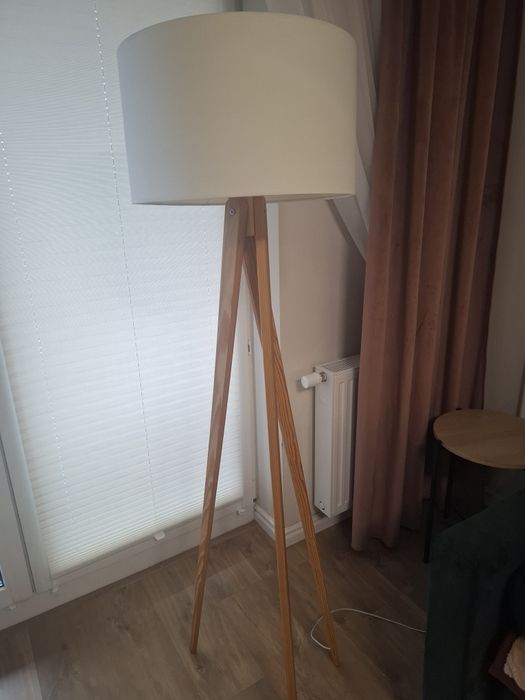 Lampa stojąca  na drewnianych kogacj