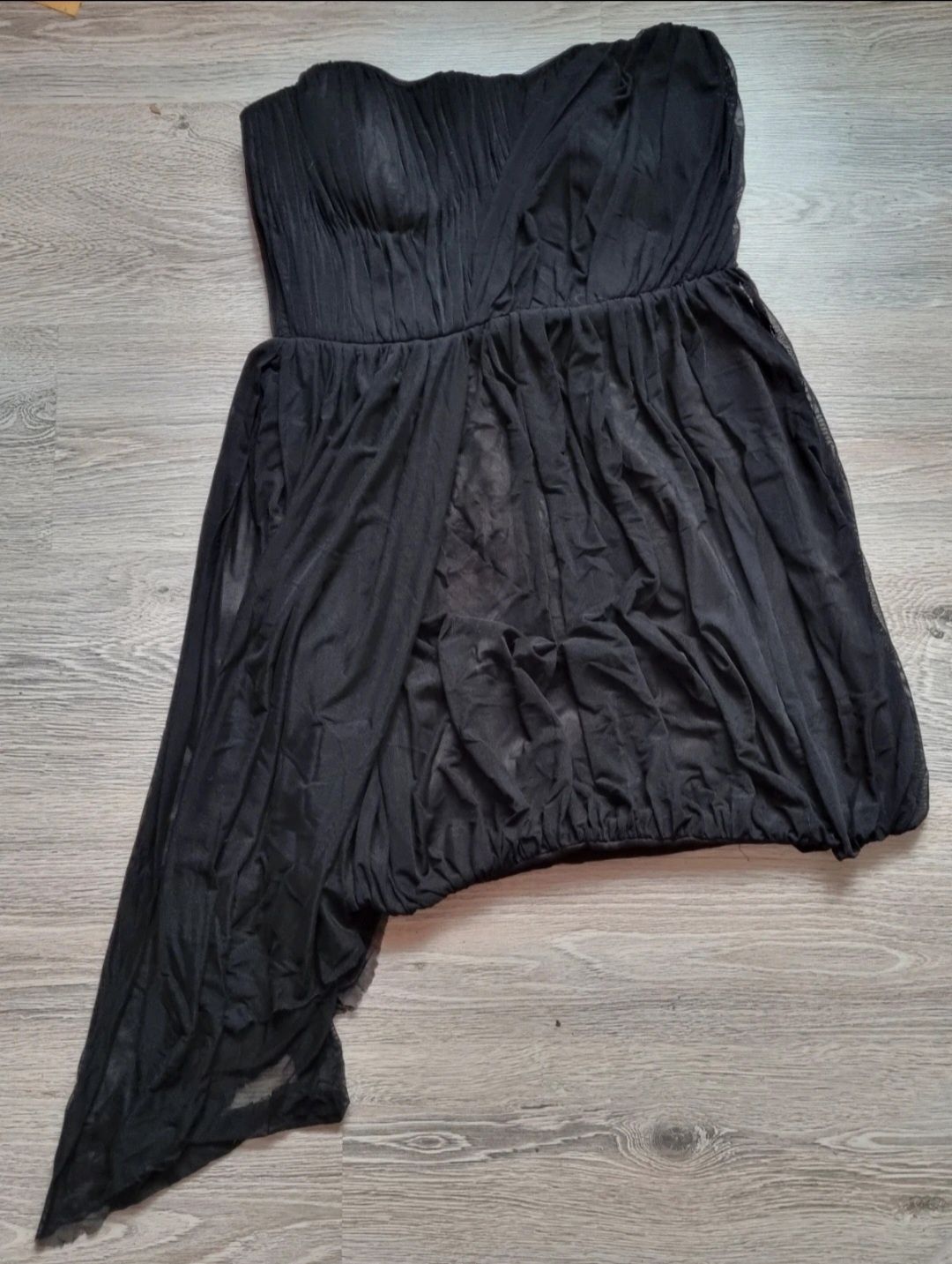 Czarna krótka sukienka z przedłużeniem