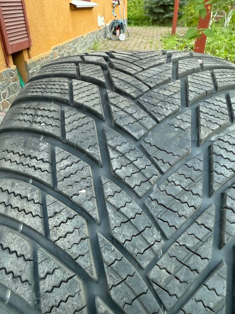 Шини Bridgestone Blizzak 255/50 R20 2020рік