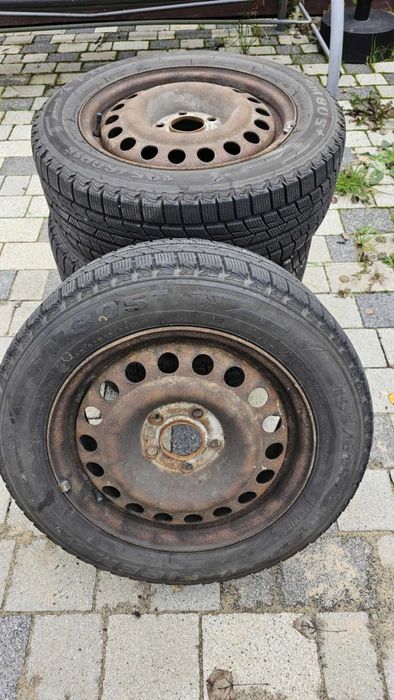 Komplet opon zimowych 195/60R15 Firemax FM805+ z felgami