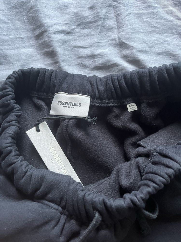 spodenki essentials