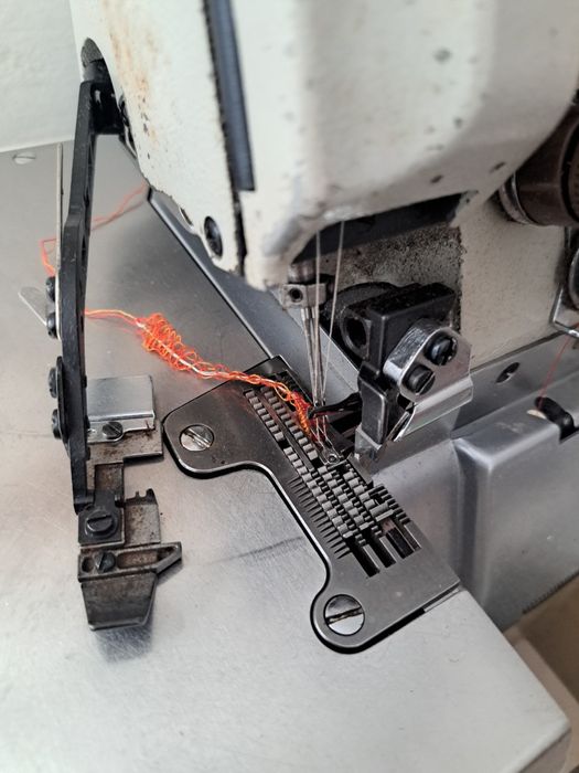 Máquina de Corte e Cose Industrial Brother