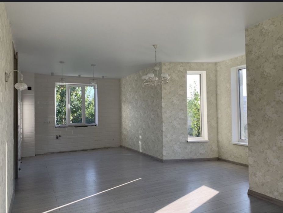 Будинок з ремонтом та меблями_Макарів