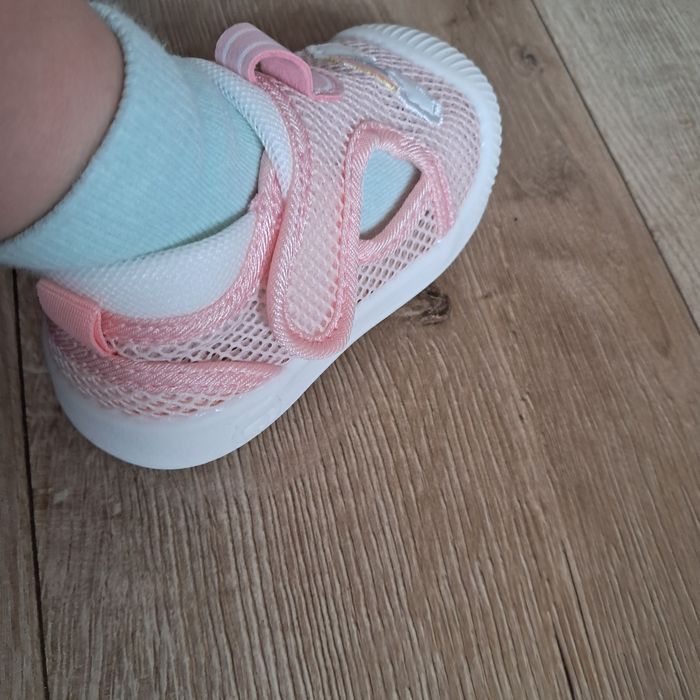 Nowe kapcie/sandały r. 21 do żłobka