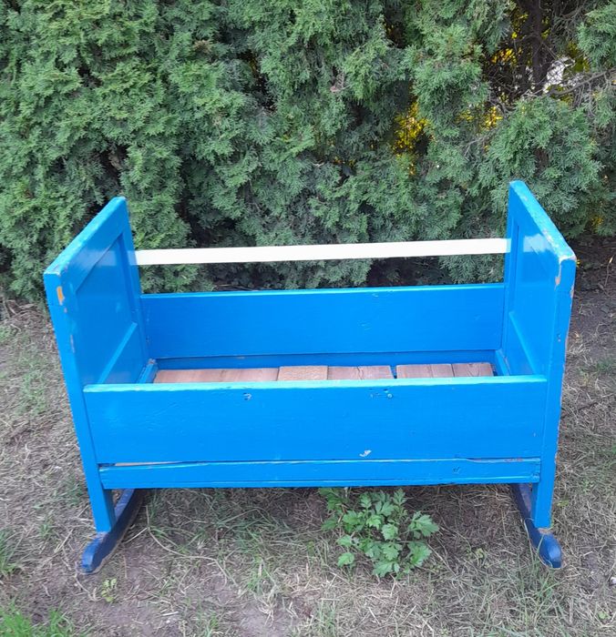 Drewniana kołyska na biegunach