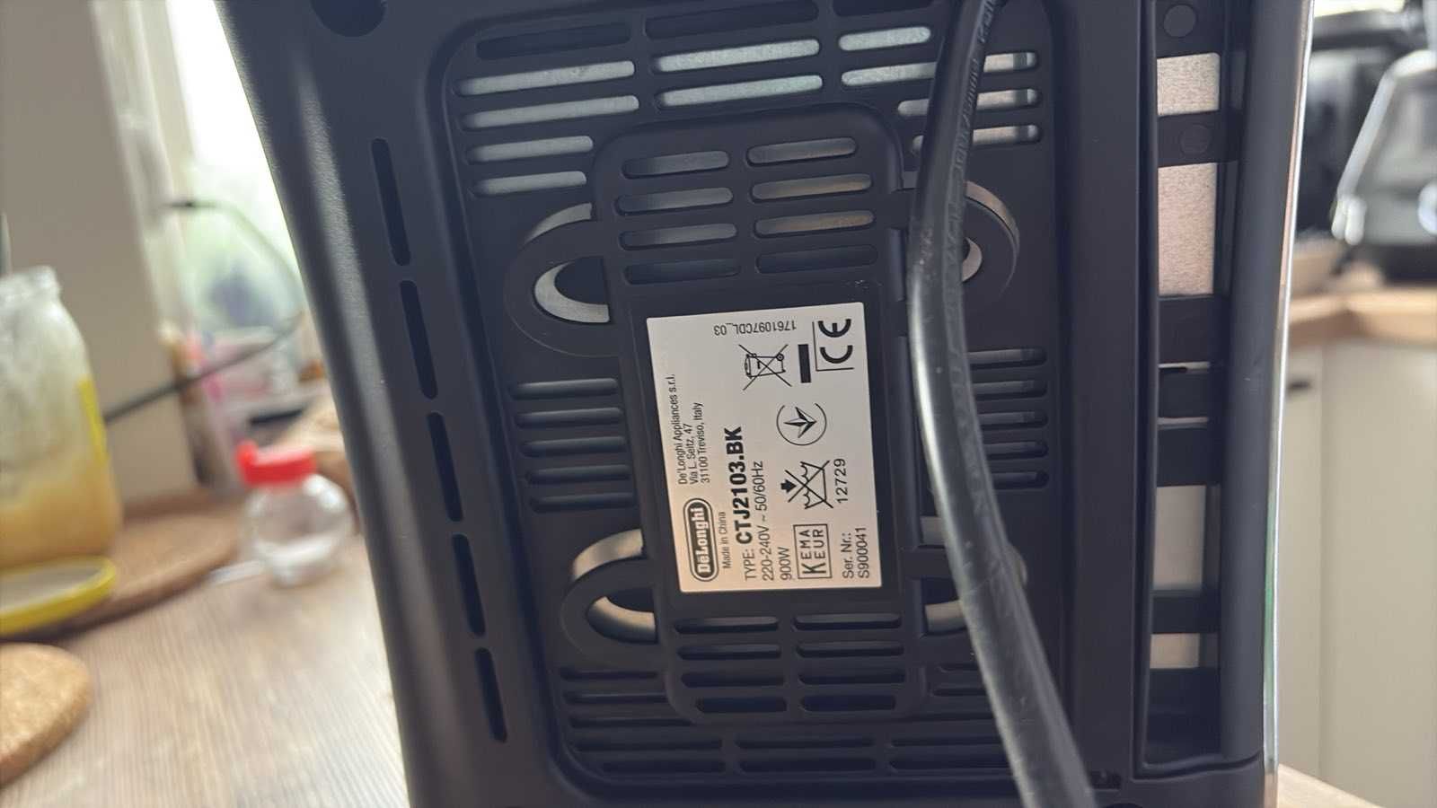 Toster DeLonghi Brillante czarny. Tworzy ciepły chleb.