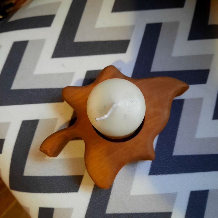 Дерев'яний підсвічник і свічка